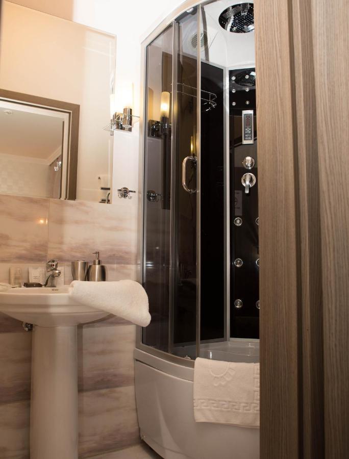 Mini Elegant Hotel Kyiv Exterior photo