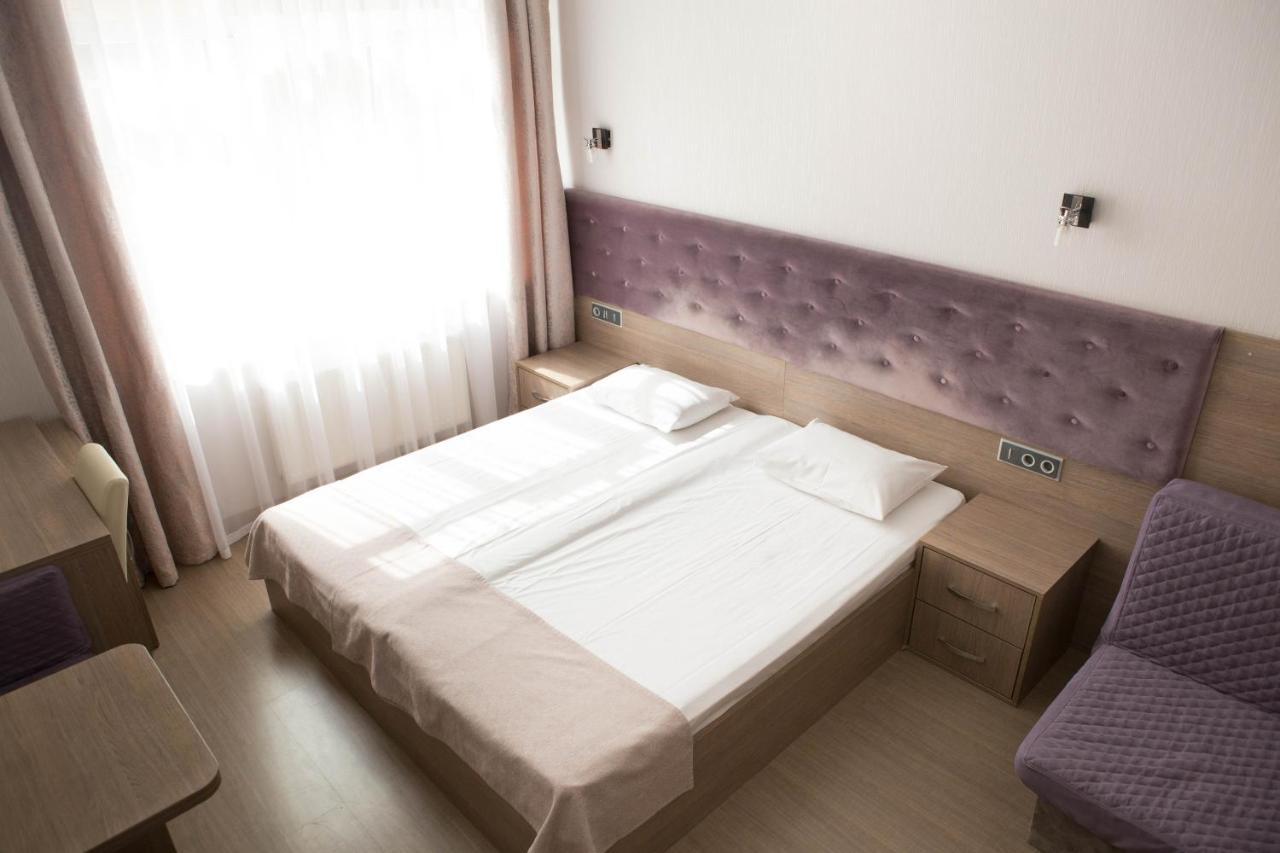 Mini Elegant Hotel Kyiv Exterior photo